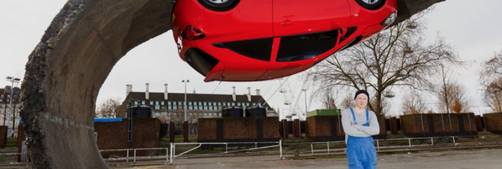 Британският художник Алекс Чинек помогна на Opel/Vauxhall при лансирането на новото поколение на Corsa с тази творба.