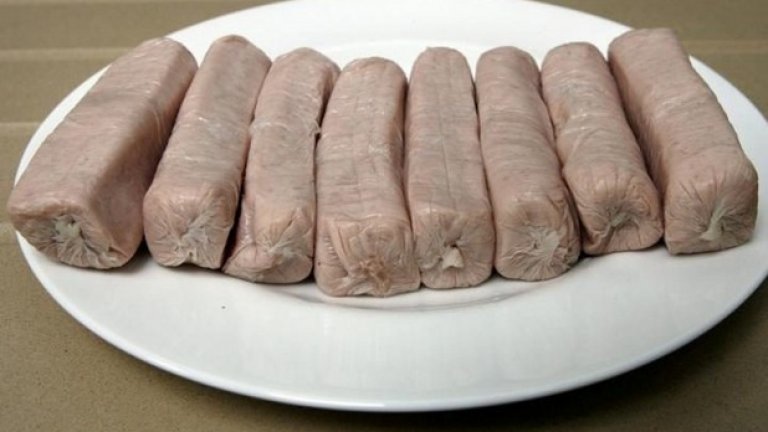 Наслаждава се на добра кухня. Такъв бил и случаят по време на неделното поражение на Юнайтед от Тотнъм, когато шотландецът реши да не пътува до Лондон. "Той проследил мача на телефона си и ядосано хвърлил наденичката си от яд", пише "Сън".