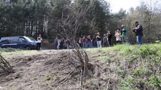 Междувременно родните телевизии предават пряко на Негово Величество зрителя коронацията на английския монарх. Да си му хвърляме по едно око, докато дъвчем поредната порция дроб сарма на празничната трапеза.