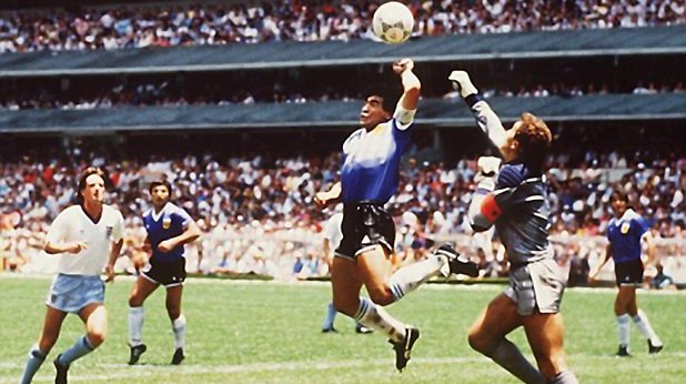 Божията ръка на Марадона
Мондиалът в Мексико през 1986 г. се оказва не по-малко злополучен за англичаните. Фиаското на старта срещу Португалия (0:1) и равенството с Мароко (0:0) са последвани от бляскава победа над Полша (3:0) с хеттрик на Гари Линекер. Още два гола на Линекер и един на Питър Биърдсли носят успеха срещу Парагвай (3:0) в осминафиналите. Следващият мач с Аржентина остава в историята със загубата 1:2 след двете фамозни изпълнения на Диего Марадона – първото е прочутата измама с Божията ръка, а следващото с невероятния му финт през цялата английската отбрана. Гуд бай, Мексико!
