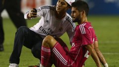 Запалянко се снима с Иско от Реал в края на мача, когато близо 5 минути не се игра футбол заради нахлулите привърженици.