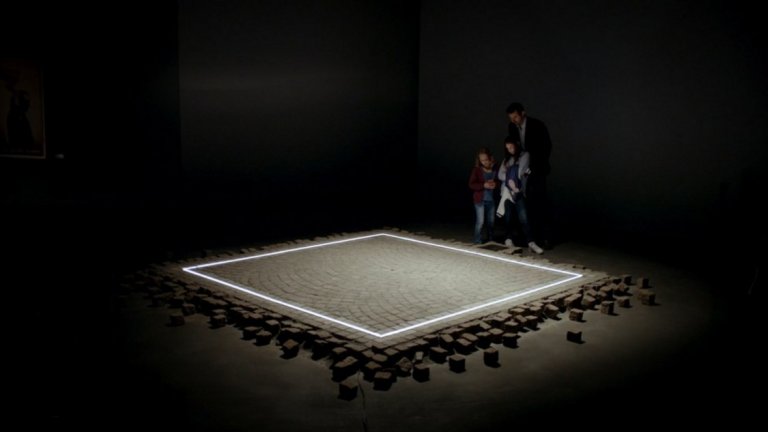 През 1957 г. за първи път е въведена категорията за "Най-добър чуждоезичен филм". Дотогава тези продукции се награждават с приз за специални постижения. На снимката - "Квадратът", една от номинациите през 2018 г.