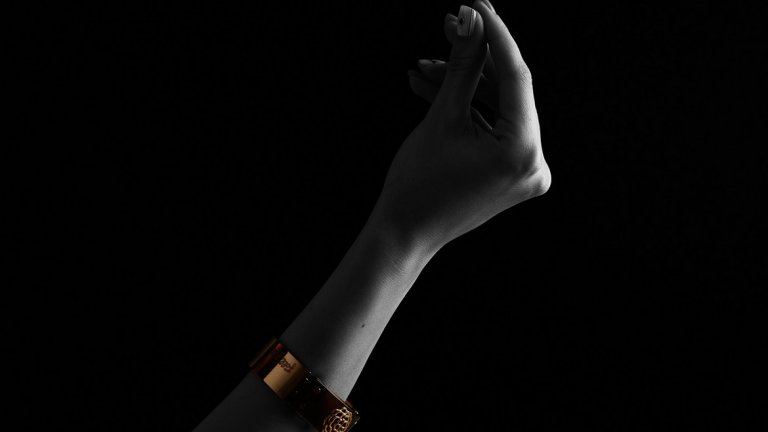 Най-често употребяваният жест е този. Той означава: Какво искаш от мен? 
Бижута: Folli Follie