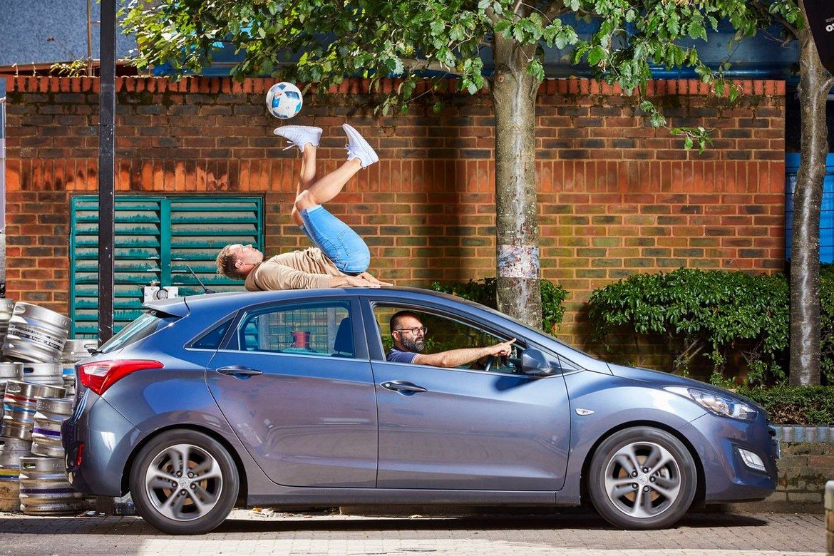 Аш Рандал държи рекорда за най-продължителното подритване на футболна топка със стъпалата на краката си, докато лежи върху покрива на движещ се автомобил (има и такава категория, да...)