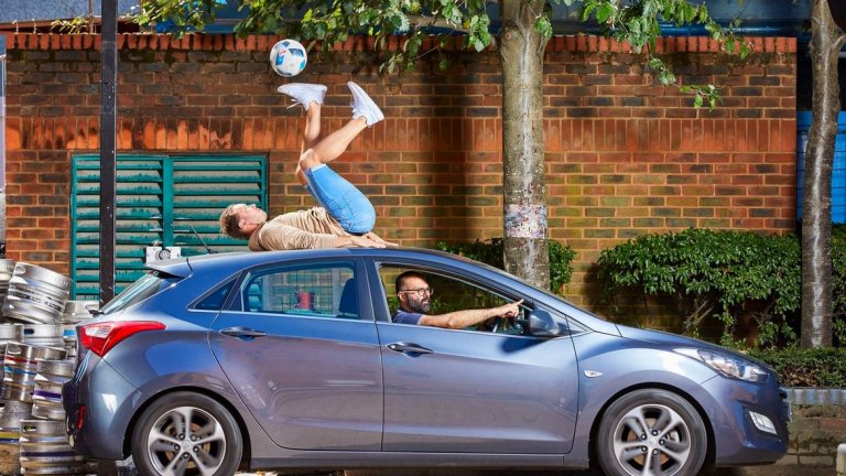 Аш Рандал държи рекорда за най-продължителното подритване на футболна топка със стъпалата на краката си, докато лежи върху покрива на движещ се автомобил (има и такава категория, да...)