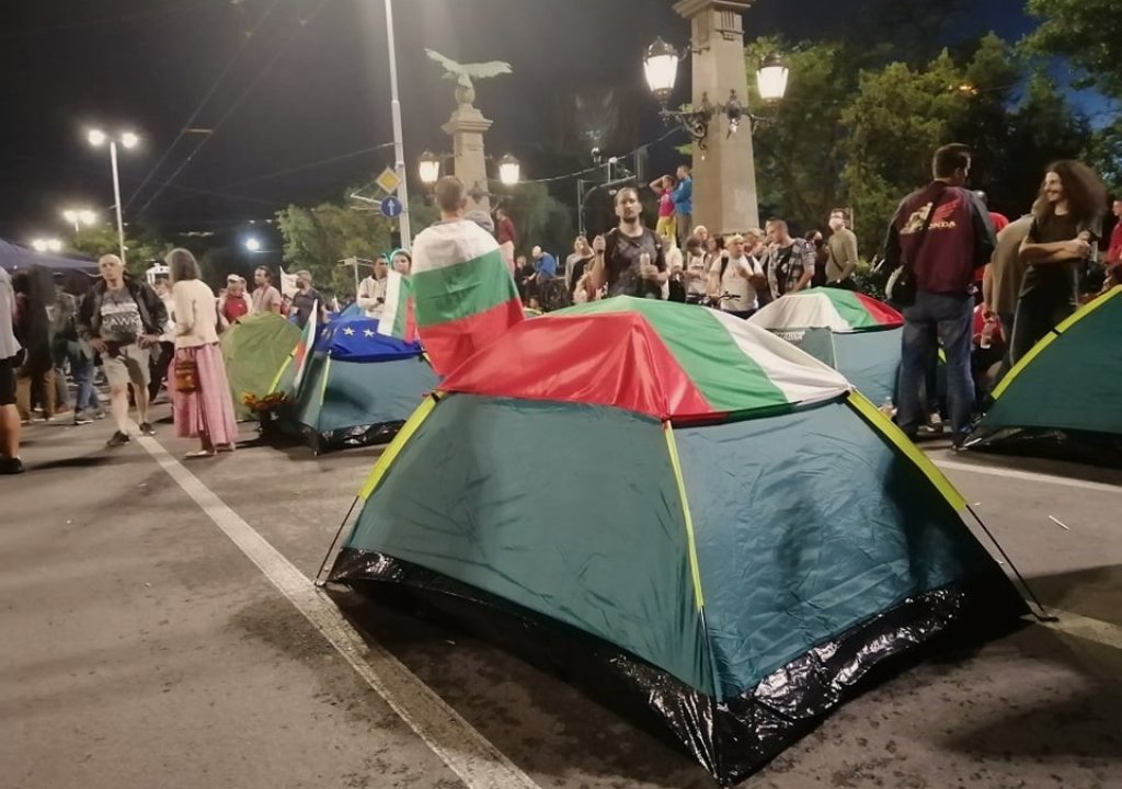 Нова блокада на Орлов мост, протестиращите пак строят палатков лагер