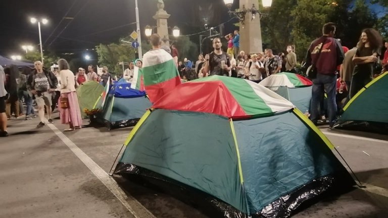 Нова блокада на Орлов мост, протестиращите пак строят палатков лагер