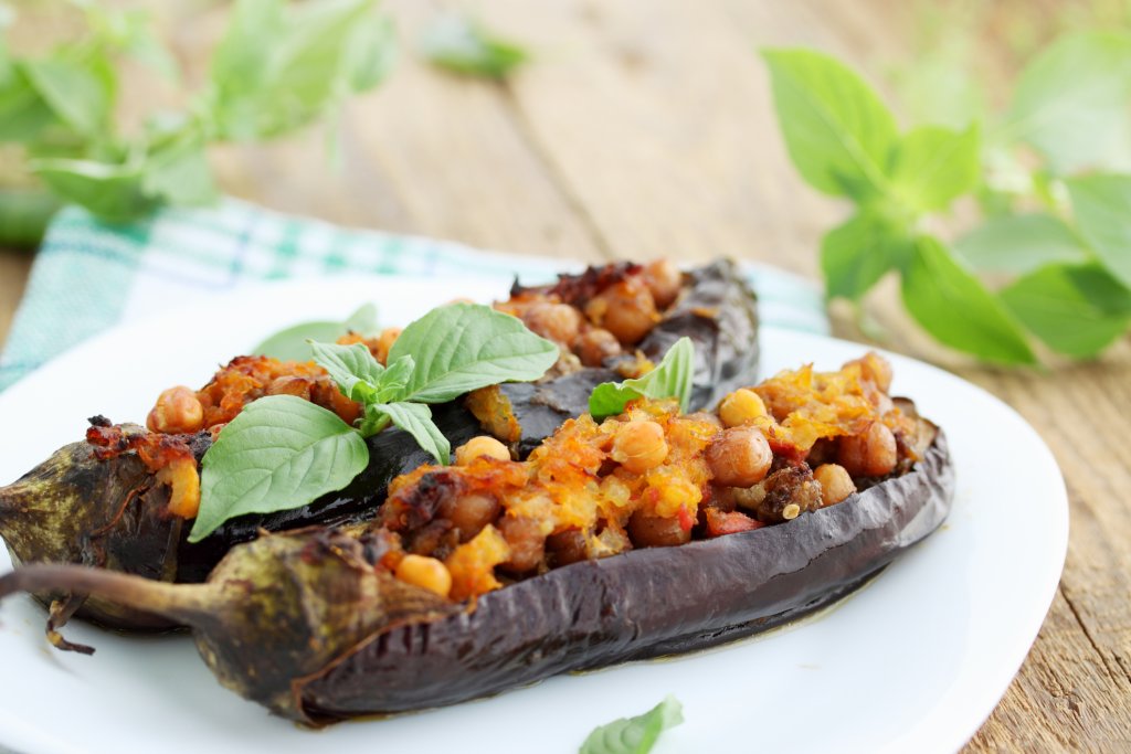 Пълнен патладжан с кускус и нахутС този постен обяд или вечеря ще впечатлите дори и най-върлия месоядец. За 4 порции два големи патладжана се разполовяват, мажат се с малко олио и се запичат до омекване. Междувременно в голям тиган запържваме малка глава лук и няколко скилидки чесън, прибавяме кускуса, супена лъжица доматено пюре и течност според указанията на кускуса.

Подправяме със сол и пипер и готвим до омекване. Вадим патладжаните издълбаваме ги, смесваме сърцевината с кускуса и пълним зеленчука. Отново запичаме до покафеняване, като малко преди края ръсим с нахут за красив завършек. Сервираме с пресен магданоз.