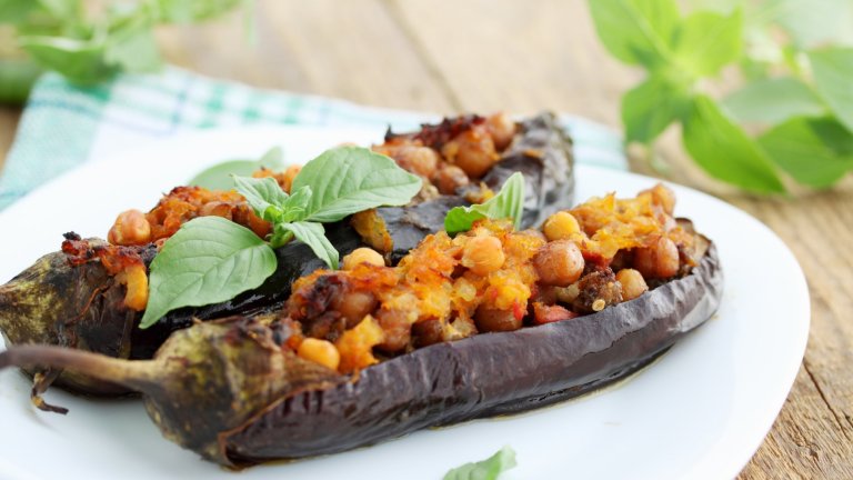 Пълнен патладжан с кускус и нахутС този постен обяд или вечеря ще впечатлите дори и най-върлия месоядец. За 4 порции два големи патладжана се разполовяват, мажат се с малко олио и се запичат до омекване. Междувременно в голям тиган запържваме малка глава лук и няколко скилидки чесън, прибавяме кускуса, супена лъжица доматено пюре и течност според указанията на кускуса.

Подправяме със сол и пипер и готвим до омекване. Вадим патладжаните издълбаваме ги, смесваме сърцевината с кускуса и пълним зеленчука. Отново запичаме до покафеняване, като малко преди края ръсим с нахут за красив завършек. Сервираме с пресен магданоз.