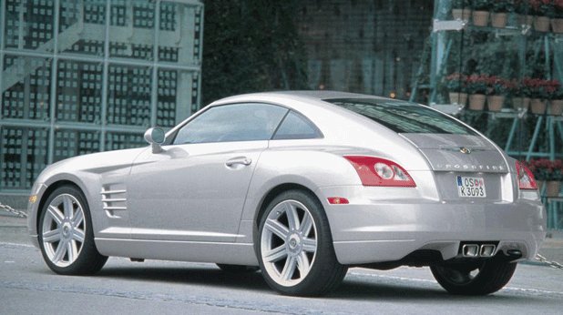 Chrysler Crossfire
За едно десетилетие Chrysler беше собственост на Daimler, компанията, която притежава Mercedes. Шефовете на Daimler са одобрили превръщането на Mercedes SLK версии купе и роудстър в Crossfire. Двата автомобила имат съвсем различни каросерии и дизайн, така че няма как да ги сбъркате, а малко след появата на Crossfire, Mercedes пуска на пазара новото поколение на SLK, за да вземе предимство.
