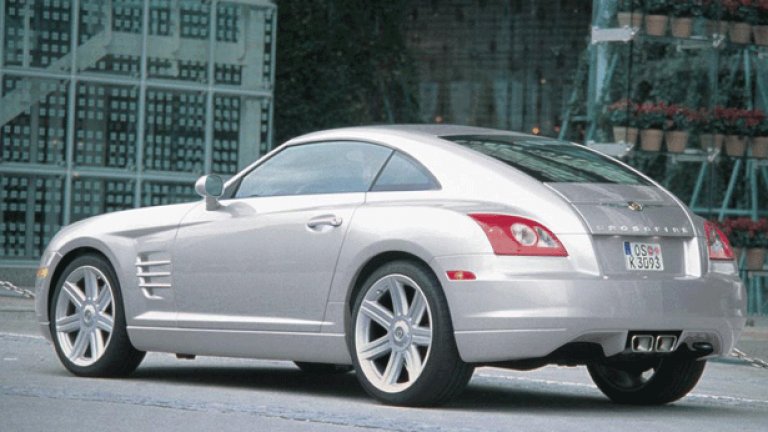 Chrysler Crossfire
За едно десетилетие Chrysler беше собственост на Daimler, компанията, която притежава Mercedes. Шефовете на Daimler са одобрили превръщането на Mercedes SLK версии купе и роудстър в Crossfire. Двата автомобила имат съвсем различни каросерии и дизайн, така че няма как да ги сбъркате, а малко след появата на Crossfire, Mercedes пуска на пазара новото поколение на SLK, за да вземе предимство.