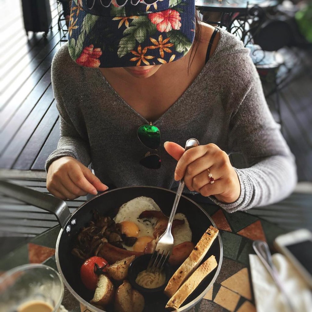 Уютен начин на поднасяне, но внимавайте да не се докосвате до горещия тиган.