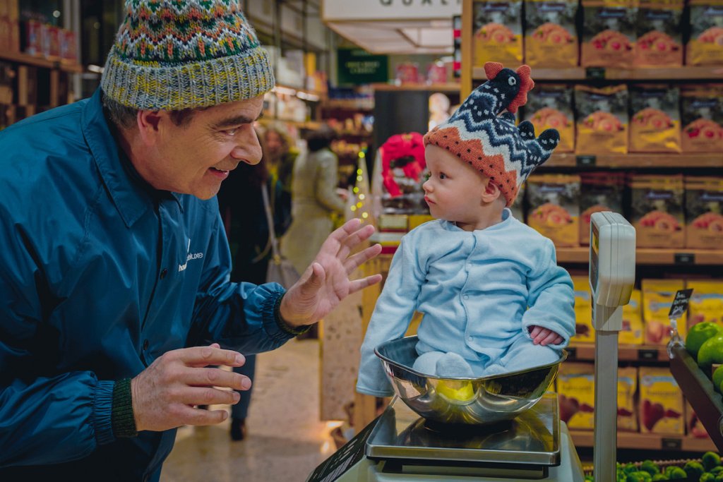 Man Vs. Baby

Премиера: 11 декември

Къде: в Netflix

Тревър Бингли (Роуан Аткинсън) е оставил хаоса от Man vs. Bee зад гърба си и го е заменил с по-спокойната работа на училищен портиер. Бингли върши едно и също нещо всеки ден и това не му пречи, докато не му предлагат да охранява луксозен апартамент в Лондон по Коледа. Той се съгласява, но се изправя пред проблем - в последния му ден на работа в училището никой не идва да прибере бебето от пиесата за Рождество Христово.