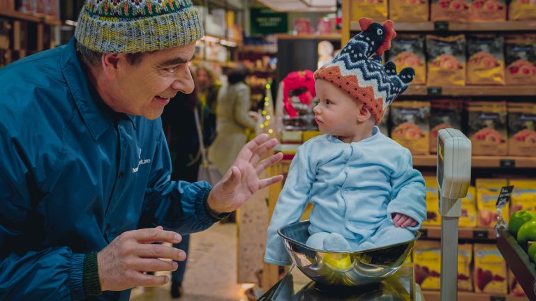 Man Vs. Baby

Премиера: 11 декември

Къде: в Netflix

Тревър Бингли (Роуан Аткинсън) е оставил хаоса от Man vs. Bee зад гърба си и го е заменил с по-спокойната работа на училищен портиер. Бингли върши едно и също нещо всеки ден и това не му пречи, докато не му предлагат да охранява луксозен апартамент в Лондон по Коледа. Той се съгласява, но се изправя пред проблем - в последния му ден на работа в училището никой не идва да прибере бебето от пиесата за Рождество Христово.