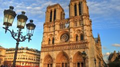 Стрелба пред катедралата "Нотр Дам" в Париж