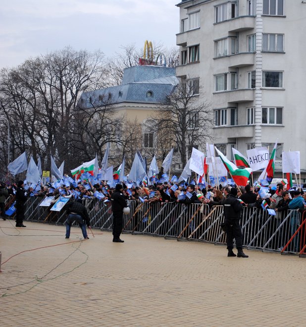 Протестът в защита на управляващите много бързо се превърна в митинг на ГЕРБ