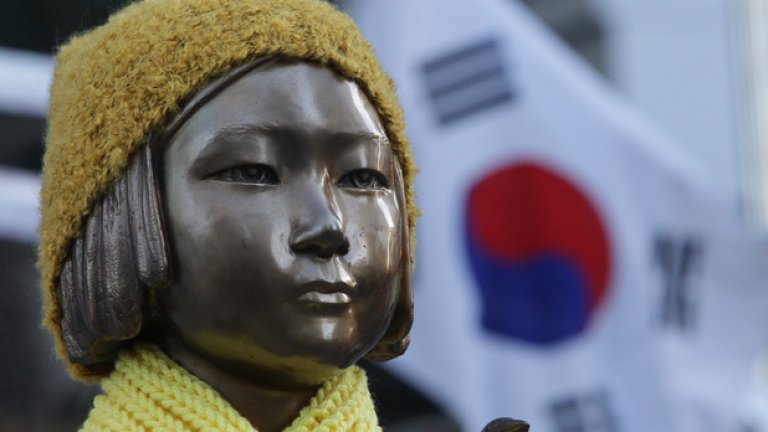 Тя беше поставена през 2011 година от гражданска организация. Южна Корея обеща да обсъди въпроса с пострадалите жени.