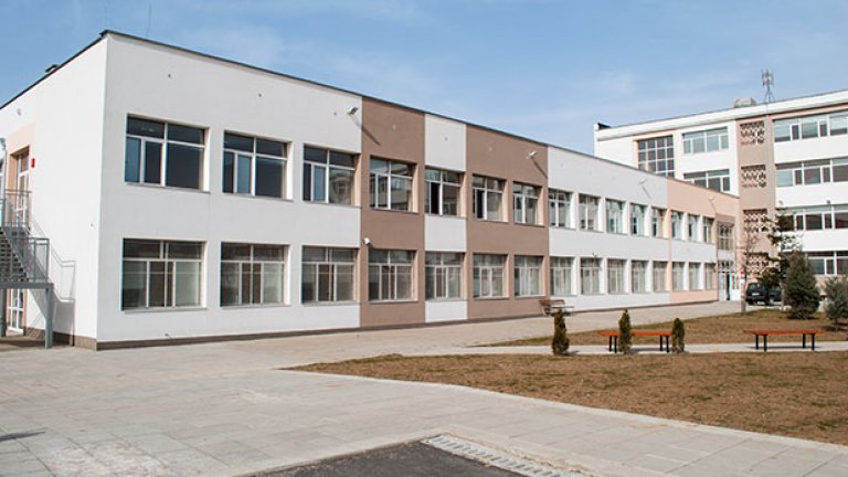 Именно сградата в кв. "Модерно предградие" принадлежи на НГДЕК, а не тази при Женския пазар, затова след ремонта министър Вежди Радишов издаде заповед за връщане на учебните занятия в кв. Модерно предградие