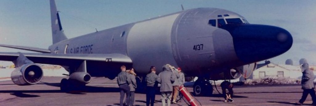 12. Изчезналият супер разузнавач

През 1960 г. САЩ отделят над $35 млн. (над $280 млн. днес) за създаване на уникален разузнавателен самолет, чиято основна функция е да следи ракетните тестове в СССР. Машината е създадена на базата на C-135 Stratolifter и получава индекса RC-135E Rivet Amber.

Между 1966 и 1969 г. самолетът следи съветските ракетни тестове на полигона на полуостров Камчатка.
На 5 юни 1969 г. машината прелита над северната част на Тихия океан, като целта й е авиобаза в Аляска, където трябва да премине през техническа поддръжка. Екипажът съобщава за странни вибрации в полет, но не дава други индикации за проблеми, преди да изчезне. 

Търсенето продължава три седмици, но не са открити останки от самолета, нито телата на 19-членния екипаж.

