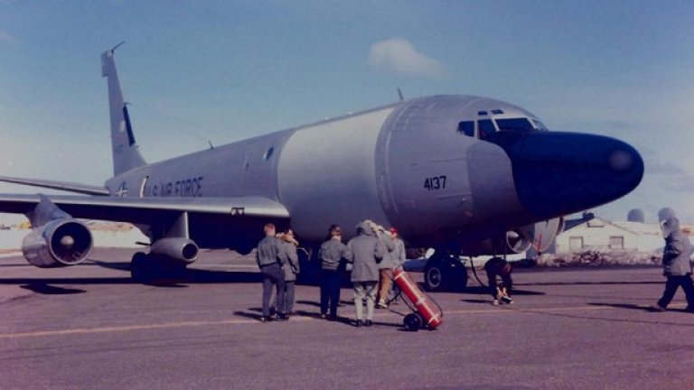 12. Изчезналият супер разузнавач
През 1960 г. САЩ отделят над $35 млн. (над $280 млн. днес) за създаване на уникален разузнавателен самолет, чиято основна функция е да следи ракетните тестове в СССР. Машината е създадена на базата на C-135 Stratolifter и получава индекса RC-135E Rivet Amber.
Между 1966 и 1969 г. самолетът следи съветските ракетни тестове на полигона на полуостров Камчатка.
На 5 юни 1969 г. машината прелита над северната част на Тихия океан, като целта й е авиобаза в Аляска, където трябва да премине през техническа поддръжка. Екипажът съобщава за странни вибрации в полет, но не дава други индикации за проблеми, преди да изчезне. 
Търсенето продължава три седмици, но не са открити останки от самолета, нито телата на 19-членния екипаж.