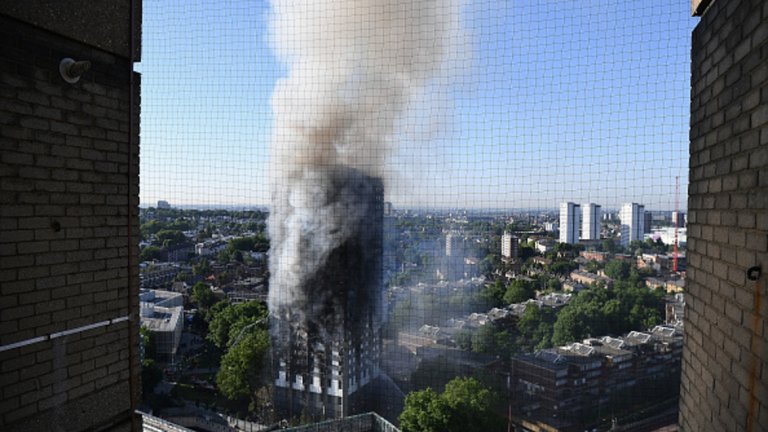 След трагедията в Лондон властите тестват масово санирани сгради 