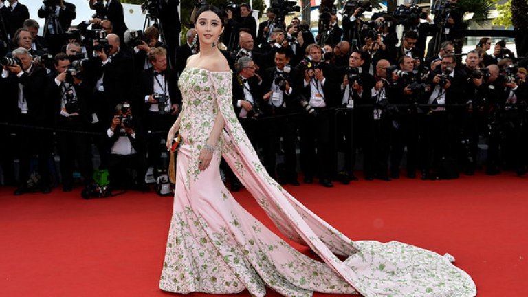 И макар в профила й в социалната мрежа Weibo да се появи официално извинение за прегрешението, все още не е ясно къде се намира Фан. За последно тя се е появявала публично на 1 юли, а "изчезването" й породи множество спекулации за това какво може да й се е случило.