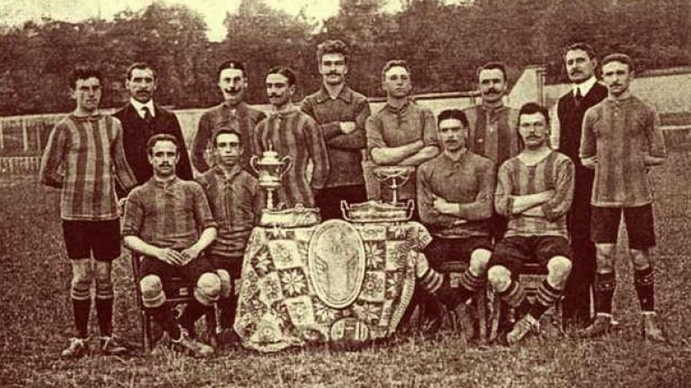 А шампионският му тим от 1910-а изглежда така.