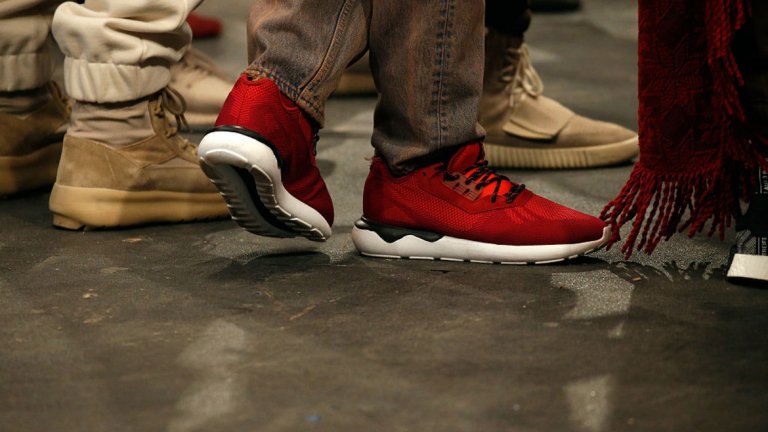 Набити, пухкави, наподобяващи лодки кецове