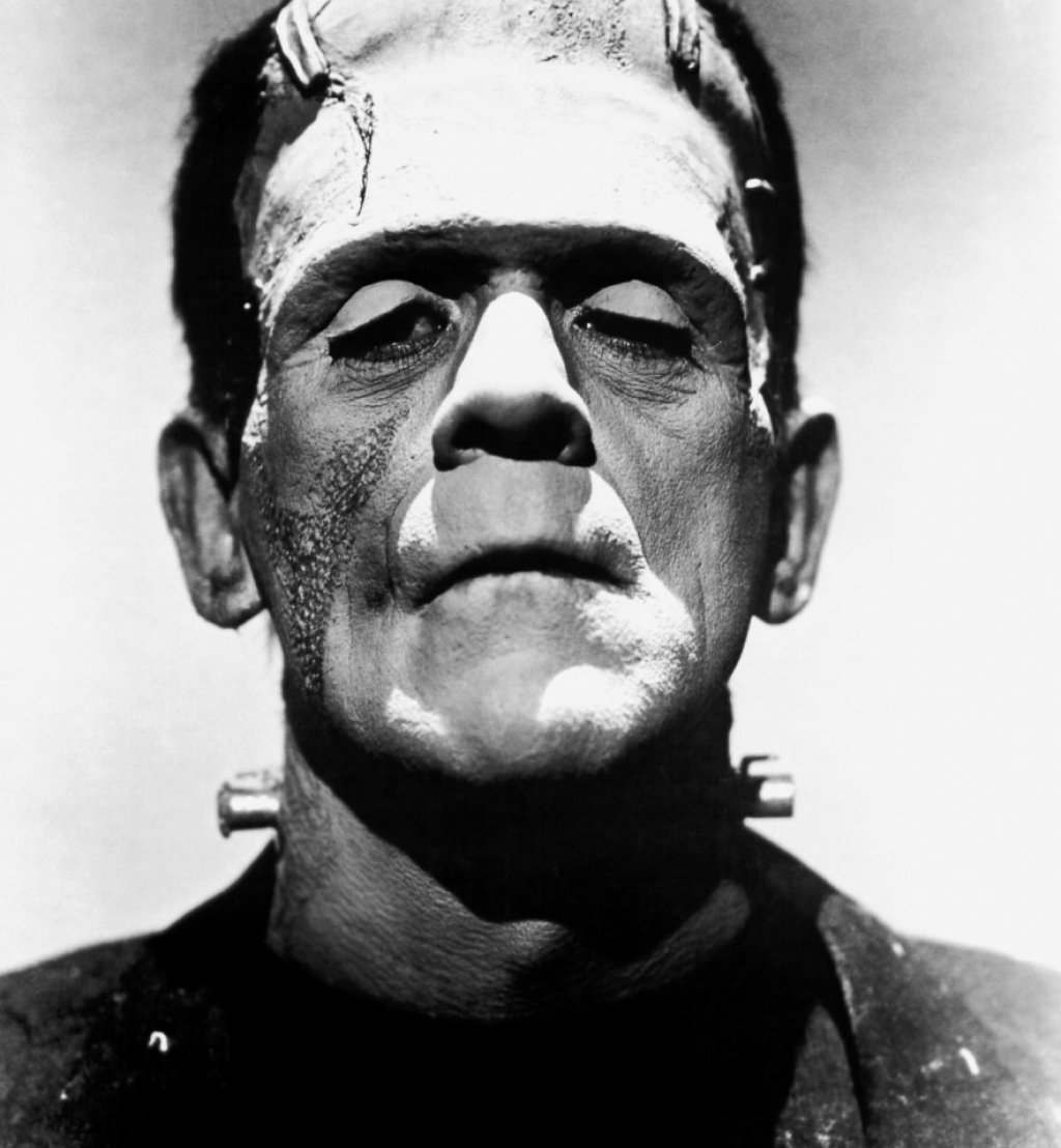 Чудовището от „Франкенщайн“ (1931) е зловещо дори 80 години по-късно. Ако се чудите на какво ви напомня човек с фенерче под лицето, това е