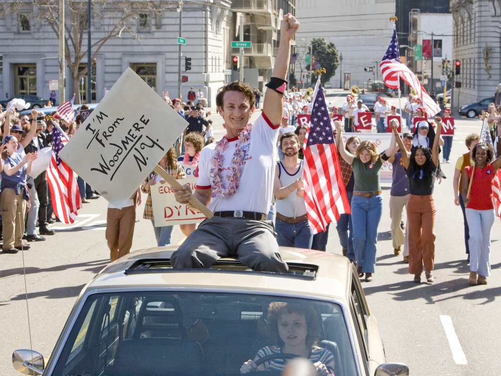 \"Милк\" (Milk. 2008) 
Филм, който в контекста на днешния ден няма как да подминем. Не само заради тематиката, а защото когато говорим за правата и тяхната защита, основният носител е законът. Законът, който се създава от политиците. И докато всеки м