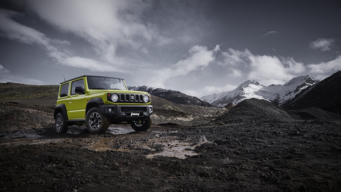  Suzuki Jimny 

Jimny има леко старомоден чар и огромен офроуд капацитет. Това не е ниският, компактен градски SUV, а истински 4x4 за хора, които понякога карат в абсурдни пътни условия. Ръбатият дизайн напомня на джиповете от едно време и най-вече на Mercedes G-Class. Купето се поддържа от солидна рамка, според японската компания – почти два пъти по-здрава отпреди. 

Въпреки първото впечатление Jimny всъщност е със сравнително компактни размери – дължина от 3,48 метра и ширина 2,25 метра. Моделът е с 1,5-литров бензинов двигател. Скоростната кутия е в два варианта – 5-степенна ръчна или 4-степенна автоматик. От Suzuki вече започнаха продажбите на Jimny на японския пазар. 