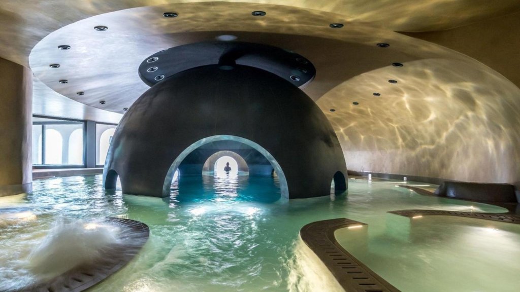 Euphoria Retreat spa 
Мястото се намира в град Мистра, Гърция, който е под закрилата на ЮНЕСКО. Там изтокът среща запада чрез обединяване на различни философии. Така посетителите на центъра си тръгват трансформирани. 
