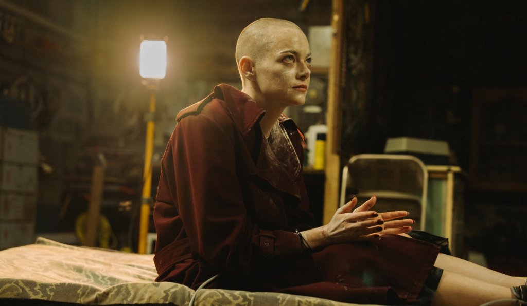 „Бугония“
„Бугония“ не е филм, който носи чувство за комфорт, и затова не е най-подходящото заглавие за празниците. Но е филм, който е уловил параноята на настоящето и го е представил по абсурден и забавен начин. За пореден път Ема Стоун и Йоргос Лантимос ни доказват, че са перфектен тандем, макар и общото им творчество да не привлича тълпи от публика.