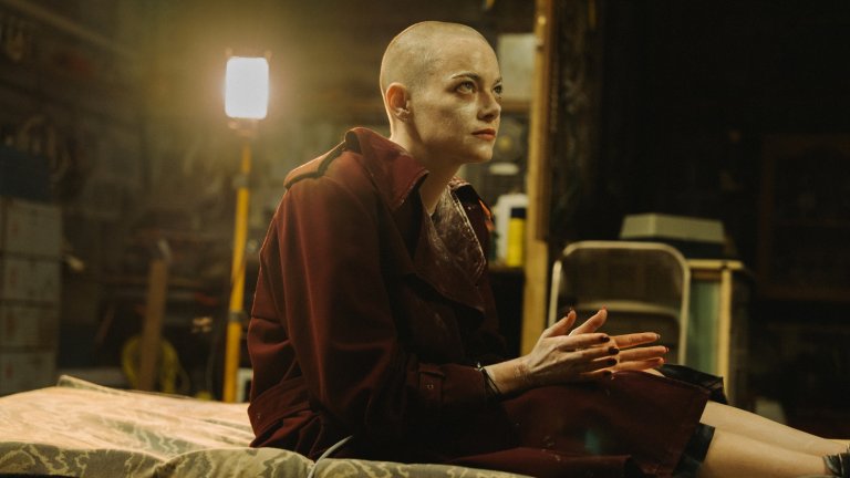 „Бугония“
„Бугония“ не е филм, който носи чувство за комфорт, и затова не е най-подходящото заглавие за празниците. Но е филм, който е уловил параноята на настоящето и го е представил по абсурден и забавен начин. За пореден път Ема Стоун и Йоргос Лантимос ни доказват, че са перфектен тандем, макар и общото им творчество да не привлича тълпи от публика.