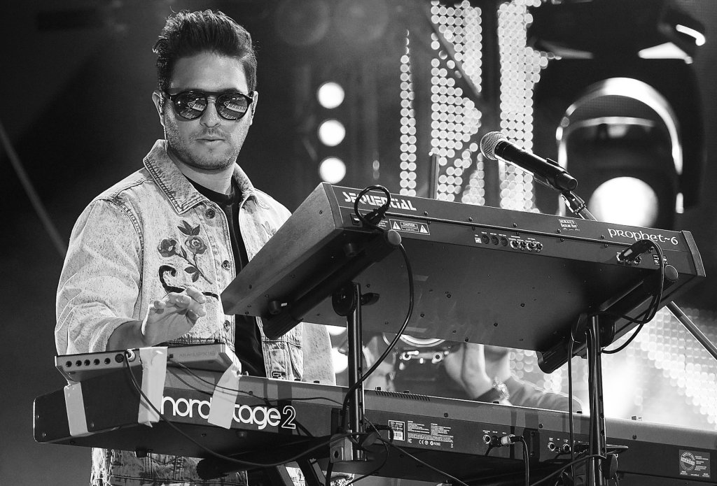 Джонас Блу (Jonas Blue) е изпълнител с три платинени сингъла и многобройни мега хитове, класирани на върха на музикалните класации. Британецът създава модерното звучене на лятото и хитовете му Fast Car, Perfect Strangers и By Your Side са хитовите парчета