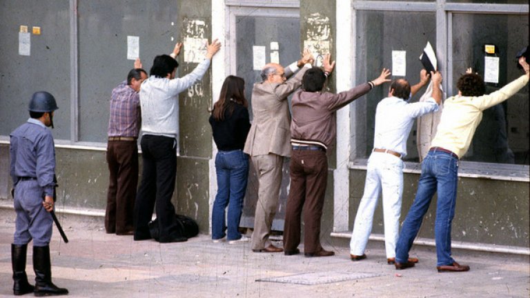 Демонстранти са задържани от полицията в Буенос Айрес по време на т.нар. "Мръсна война" в Аржентина. През 1976-та един военен преврат се превръща в кървава 7-годишна диктатура, от чиито последици страната още не може да се отърве. Поне 30 000 души тогава "изчезват"