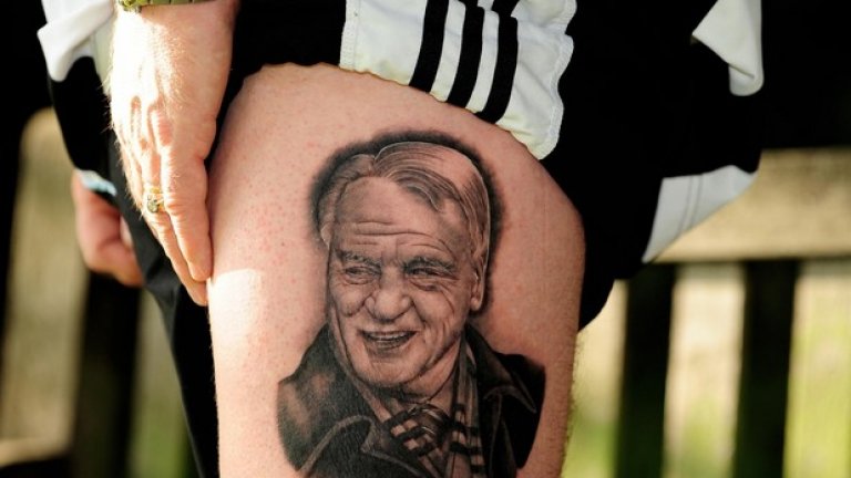 Друг фен на Нюкасъл - едни от най-лудите в Англия, показва лика на покойния сър Боби Робсън, легенда на клуба.