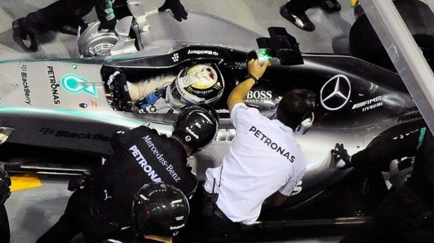 Въпреки трудностите от Сингапур, Mercedes остава фаворит за старта в неделя