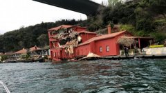 Танкер се вряза в историческа къща на брега на Босфора