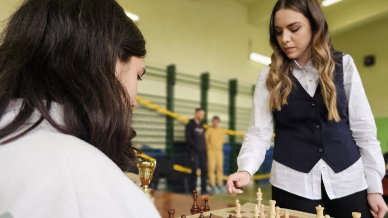 Училището има отбор по древната игра и редовно се провеждат турнири