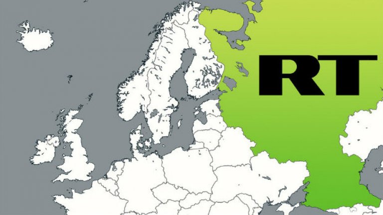 От RT отговарят на преки въпроси около редакционната си политика и връзките с Кремъл с иронични изявления в коментарната рубрика на сайта си, в които изтъкват, че служителите на телевизията "живеят в Кремъл" и "директно четат пресрилийзи от Кремъл в ефир", както и че "телевизията пуска КГБ по следите на всички, които се осмеляват да напуснат".