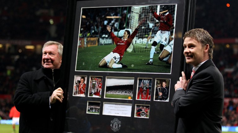 Оле Гунар Солскяер и Сър Алекс позират с историческата снимка от паметния гол на норвежеца във вратата на Байерн преди 12 години