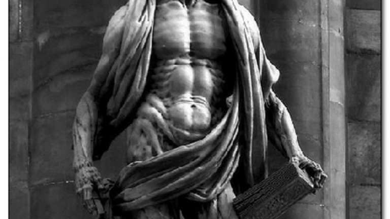 5. Св. Вартоломей - Милано, Италия

Вартоломей е единственият светец, който е бил одран жив и на когото е кръстено масово клане. Почетен е с този зловещ паметник. Наметалото е собствената му кожа. 
