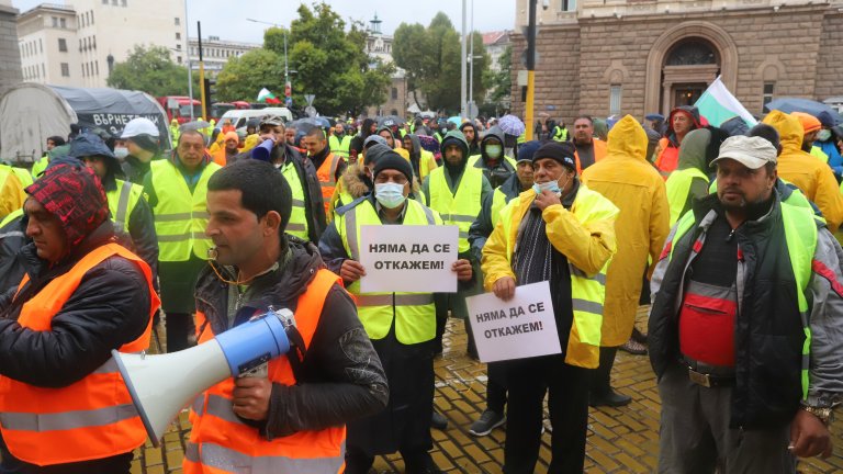 Багери и камиони по жълтите павета: Четвърти протест на пътните фирми