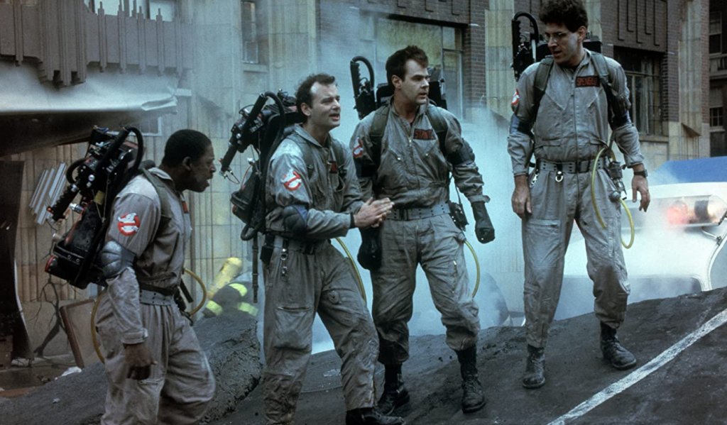Ghostbusters/ "Ловци на духове"
Говорейки за хумор, няма как да пропуснем Бил Мъри, Дан Акройд и целия останал екип на Ghostbusters. Това не само, че бе най-печелившата комедия от 80-те, но и със сигурност една от най-добрите изобщо, добивайки култов статус още с излизането си. Ghostbusters е първата блокбъстър комедия, при това във време, когато екшъните и фантастиките доминират индустрията, а актуалните имена са "Междузвездни войни", "Рамбо" и "Терминатор".