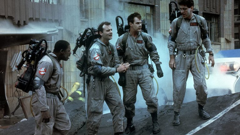 Ghostbusters/ "Ловци на духове"
Говорейки за хумор, няма как да пропуснем Бил Мъри, Дан Акройд и целия останал екип на Ghostbusters. Това не само, че бе най-печелившата комедия от 80-те, но и със сигурност една от най-добрите изобщо, добивайки култов статус още с излизането си. Ghostbusters е първата блокбъстър комедия, при това във време, когато екшъните и фантастиките доминират индустрията, а актуалните имена са "Междузвездни войни", "Рамбо" и "Терминатор".