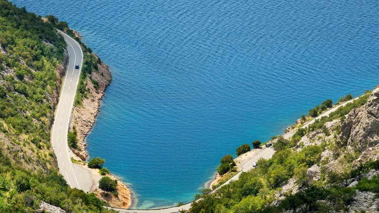 Адриатическата магистрала, Хърватска
Ядранската магистрала, както се нарича в Хърватска, се движи по крайбрежието и край кристалните води на Адриатическо море от Риека до Дубровник. Има и много спускания, серпентини и завои, а в далечината се виждат и островите. Пътят минава край градчета с характерните къщи с червени покриви и средновековни руини, а основната атракция е при минаването при планината Велебит, с което се открива гледка към остров Паг.