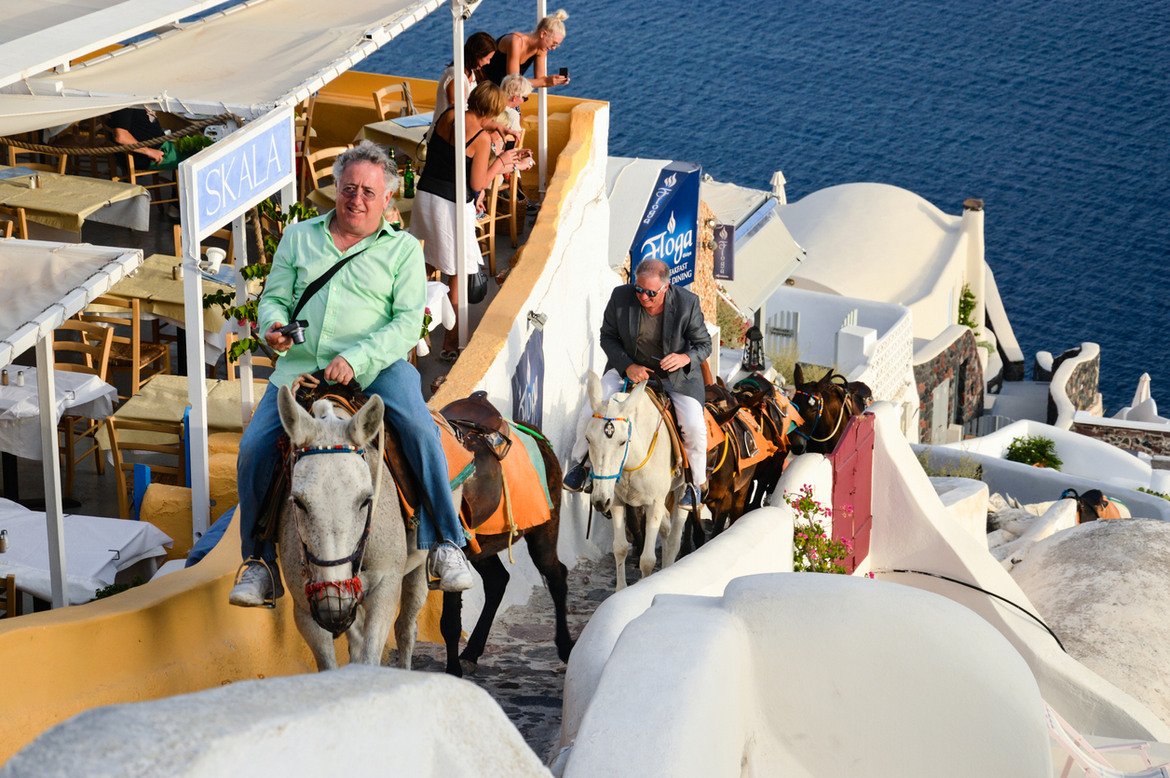 В Санторини наложиха ограничение върху теглото на туристите, които се качват на магарета, както и на броя туристи от круизни кораби. Изглежда засега само на хартия