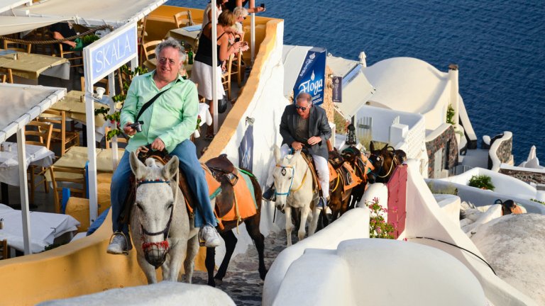 В Санторини наложиха ограничение върху теглото на туристите, които се качват на магарета, както и на броя туристи от круизни кораби. Изглежда засега само на хартия