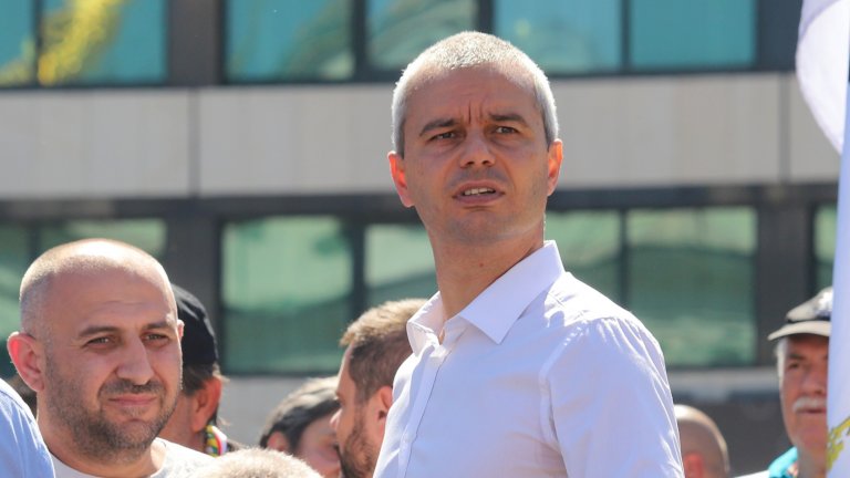 "Вече 30 години такива хора работят за унищожаването на българската държава", пише Костадинов